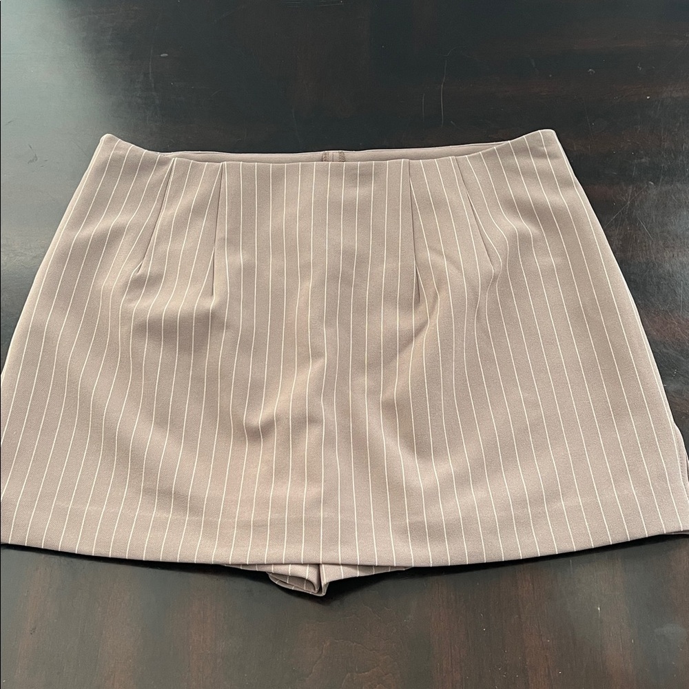 Brand new with tag! Express Taupe Pinstripe Skort - Picture 4 of 4